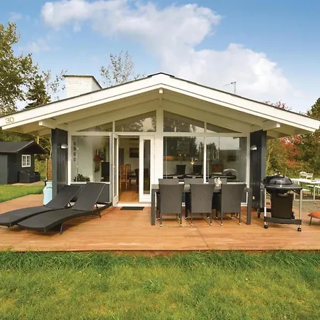 Three-bedroom Holiday In Rødby